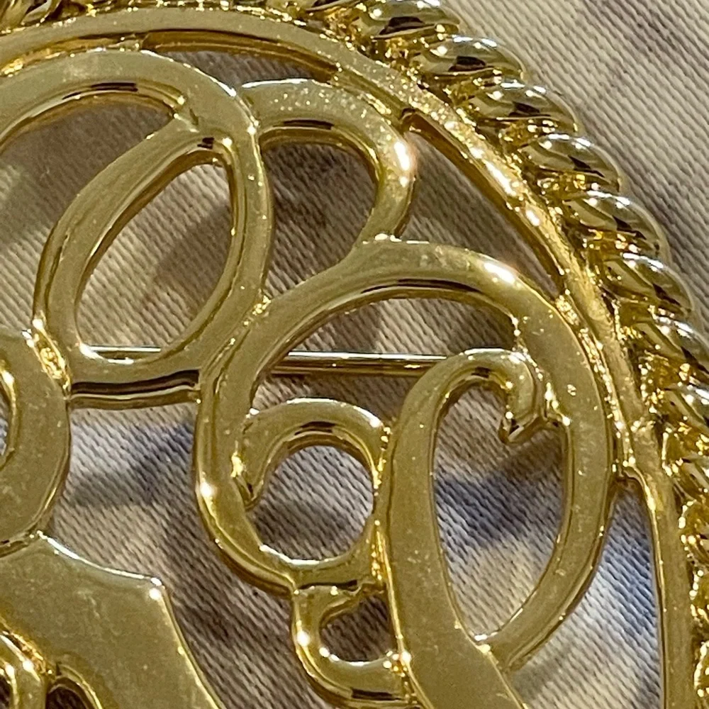 Vintage gold tone, swirl, pin. Beautiful scroll trim.